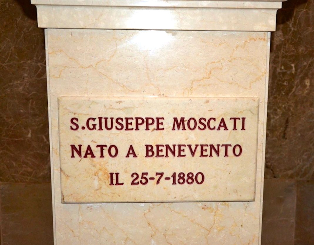 Statue%20of%20Moscati%20in%20the%20Cathedral%20of%20Benevento%204.JPG